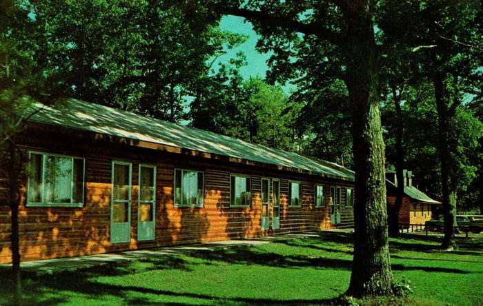 Wellston - Old Post Card Photo Hunters Lodge (newer photo)